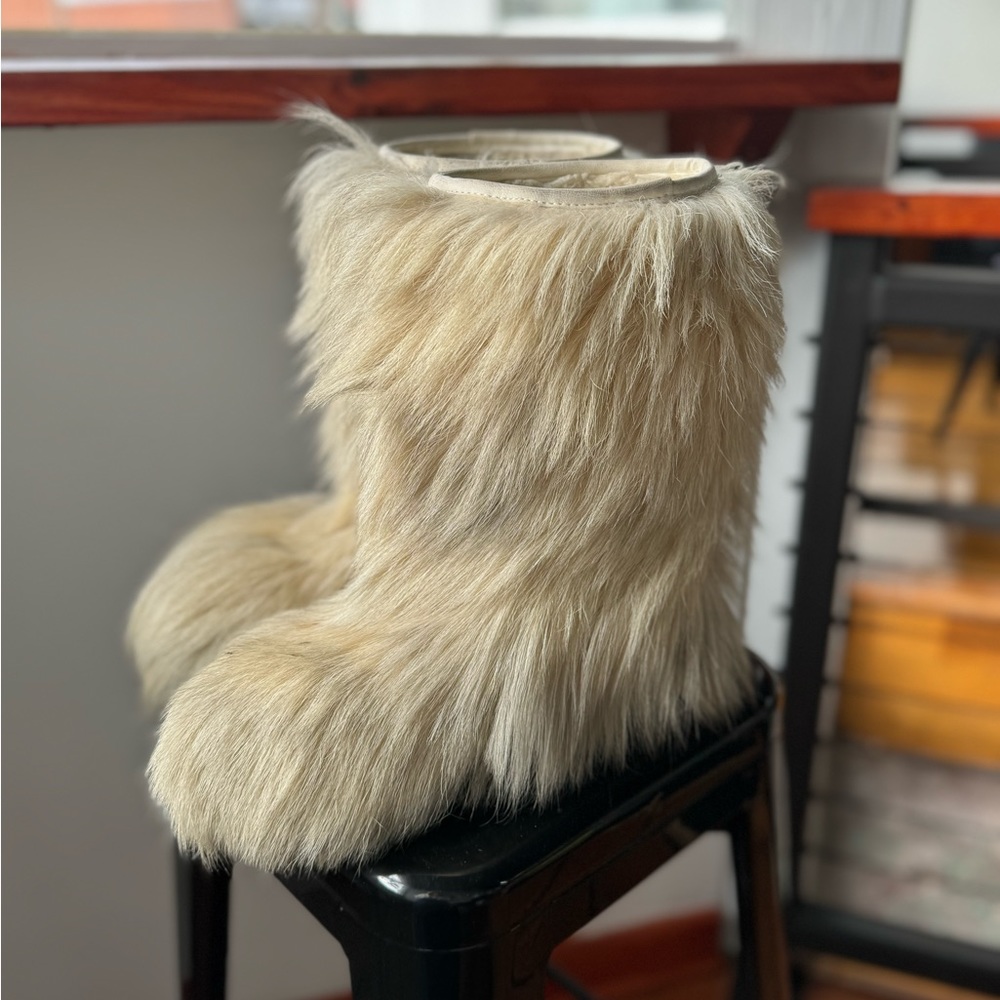 Vintage Modes Power 38 CREAM FUR BOOTS EUC